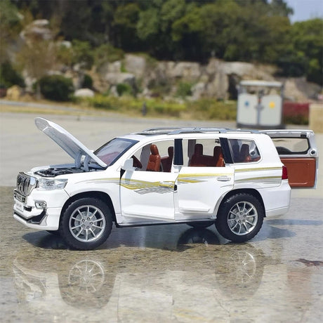 Toyota 2023 Land Cruiser Prado J50 White 1:24 – model wyświetlacza odlewanego