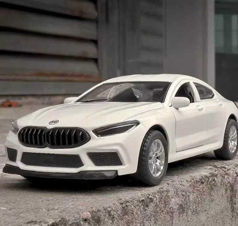 [TOY] 1:32 BMW 2017 G15 M8 White Model Car Die-Cast