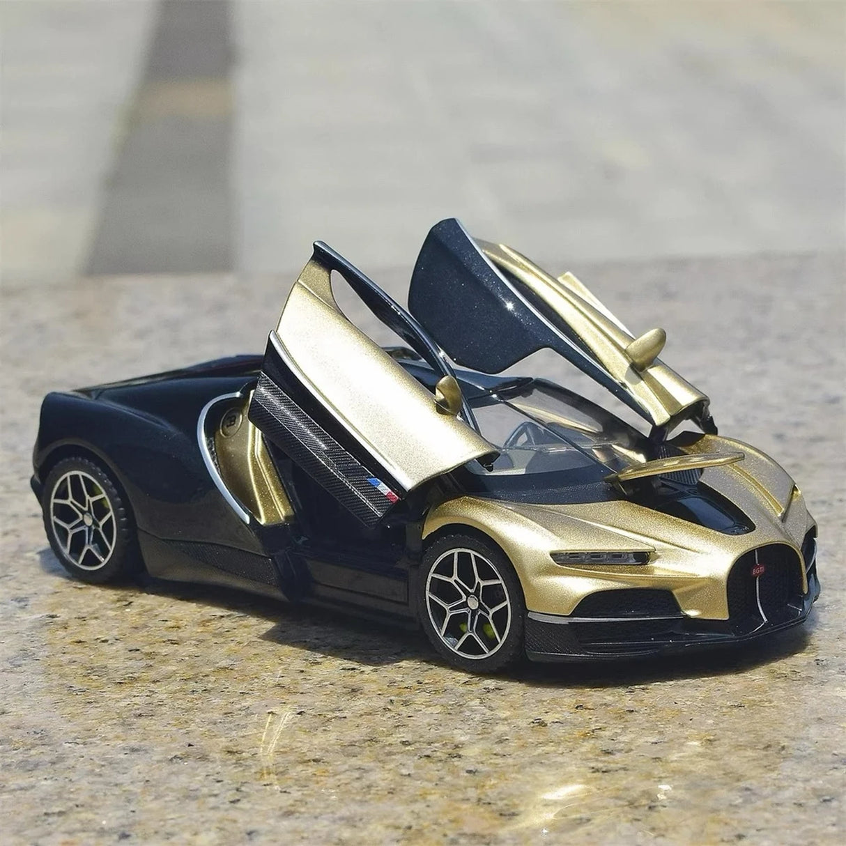 [TOY] 1:32 Bugatti 2024 Tourbillon guld modellbil Die-Cast