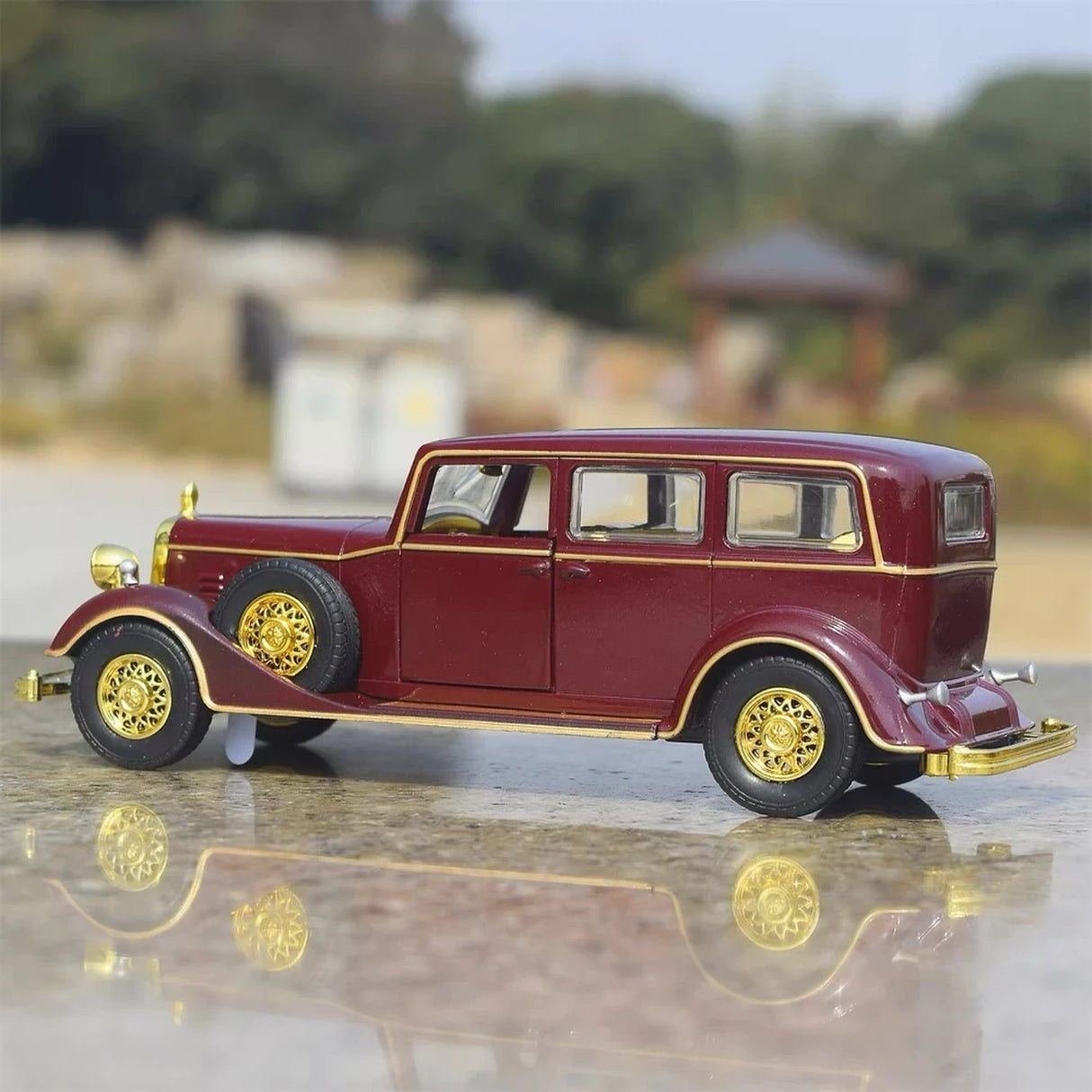 Cadillac 1933 Fleetwood V16 Tudor 8C Wine 1:32 – Diecast Display Model Die-Cast