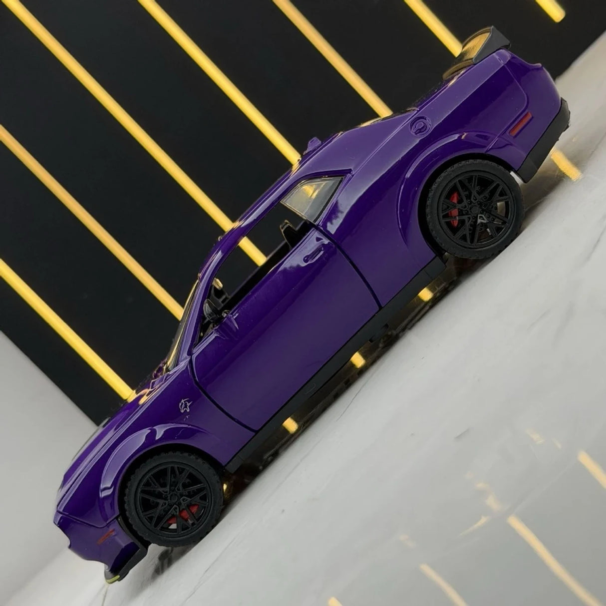 [TOY] 1:32 Dodge 2021 SRT Hellcat lila modellbil Die-Cast