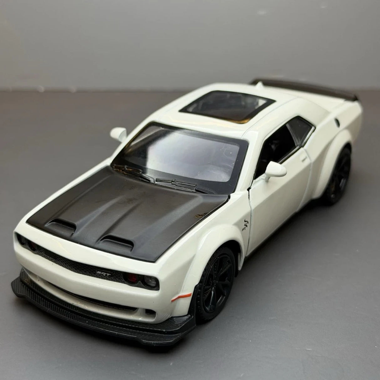 [TOY] 1:32 Dodge 2021 SRT Hellcat vit modellbil Die-Cast