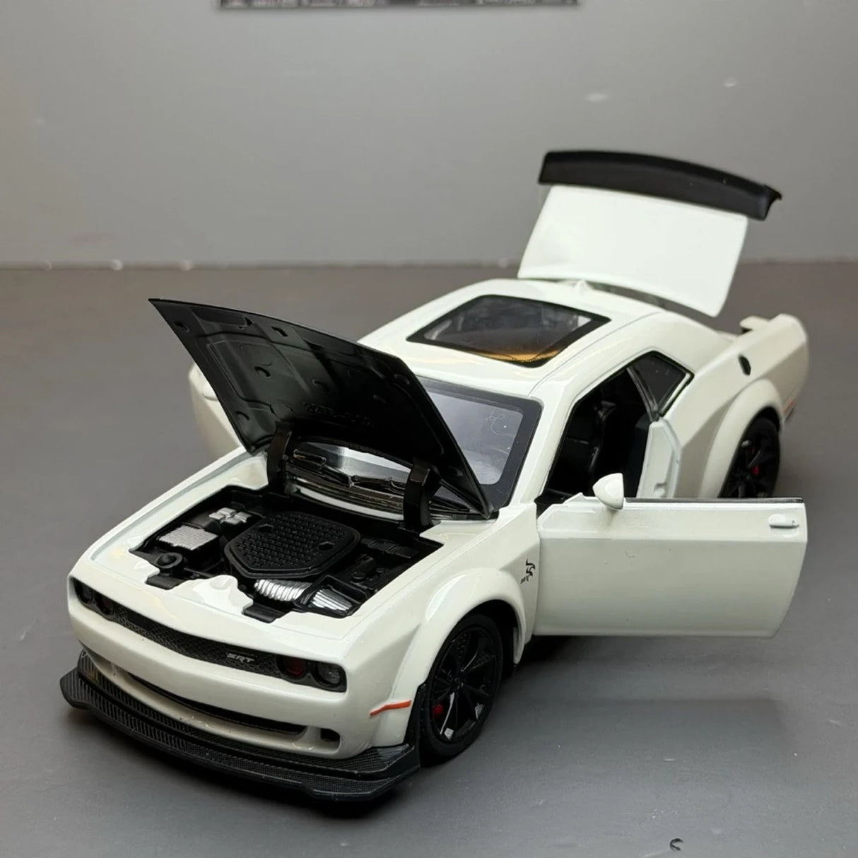 [TOY] 1:32 Dodge 2021 SRT Hellcat vit modellbil Die-Cast