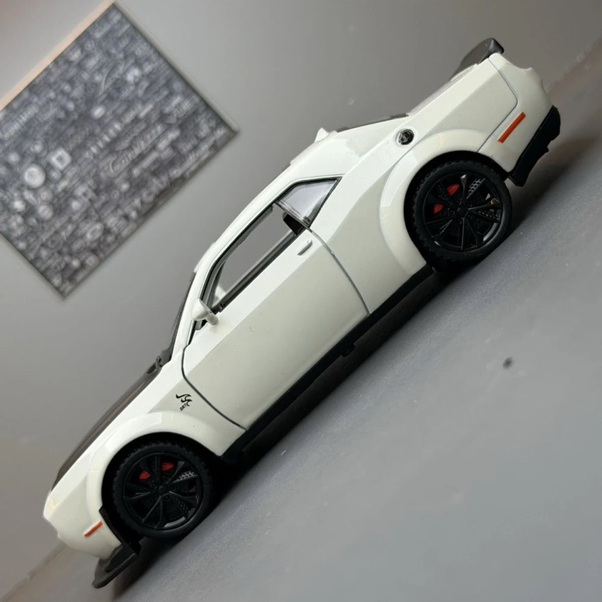 [TOY] 1:32 Dodge 2021 SRT Hellcat vit modellbil Die-Cast
