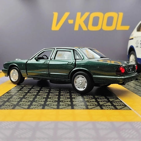 [TOY] 1:32 Jaguar 1991 XJ6 grön modellbil Die-Cast
