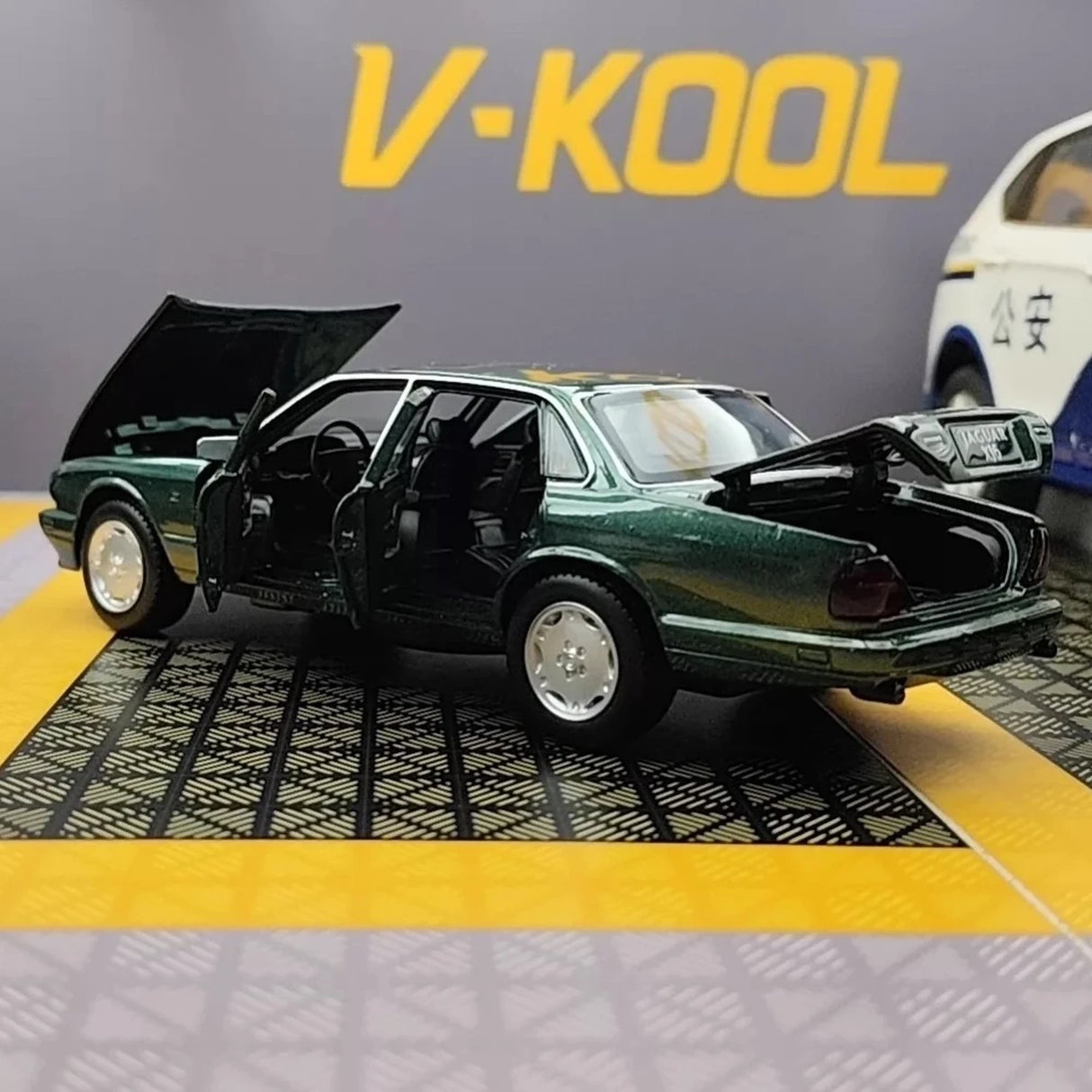 [TOY] 1:32 Jaguar 1991 XJ6 grön modellbil Die-Cast