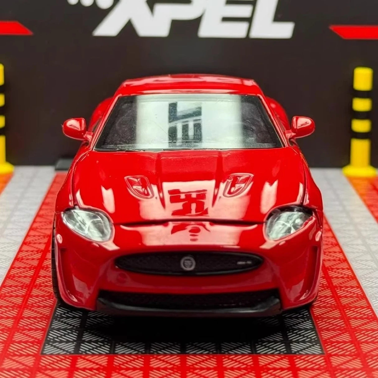 [TOY] 1:32 Jaguar 2010 XKR röd modellbil Die-Cast