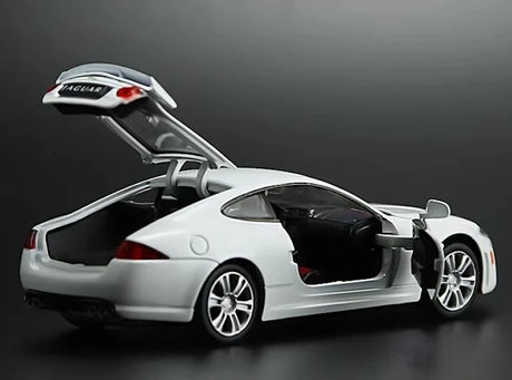[TOY] 1:32 Jaguar 2010 XKR vit modellbil Die-Cast