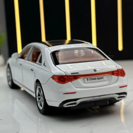 [TOY] 1:32 Mercedes-Benz 2017 E400 vit modellbil Die-Cast