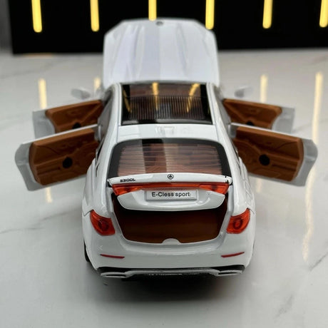 [TOY] 1:32 Mercedes-Benz 2017 E400 vit modellbil Die-Cast