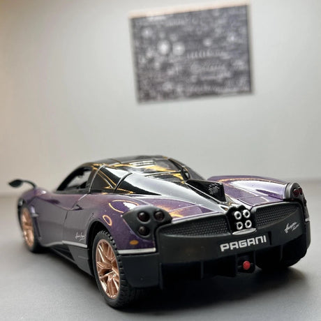 [TOY] 1:32 Pagani 2012 Huayra lila modellbil Die-Cast