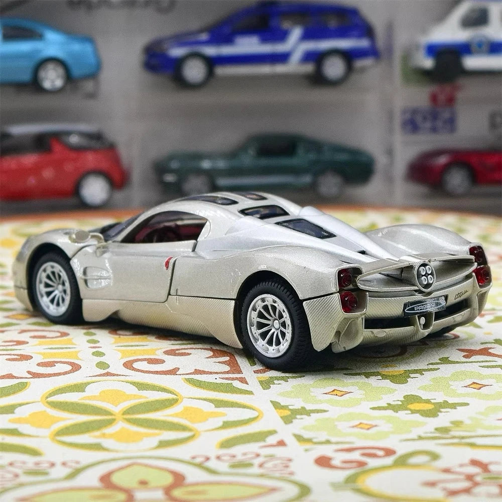 [TOY] 1:32 Pagani 2023 Utopia guld modellbil Die-Cast