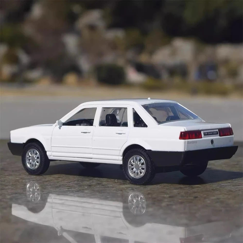 [TOY] 1:32 Volkswagen 1981 Santana White Model Car Die-Cast