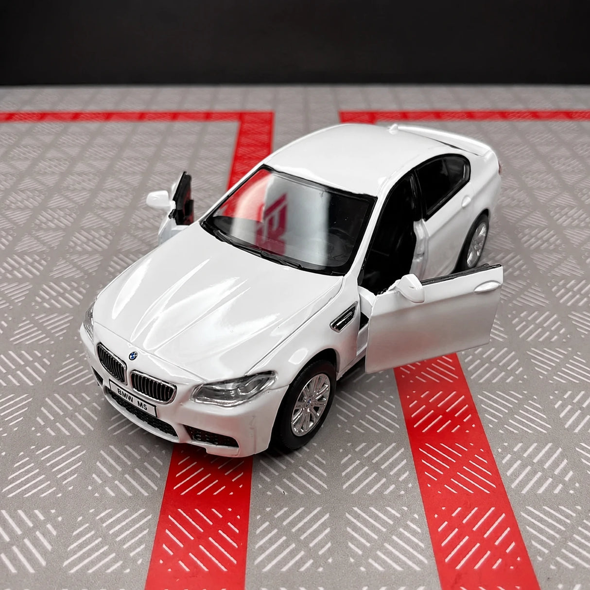[TOY] 1:36 BMW 2012 F10 M5 White Model Car Die-Cast