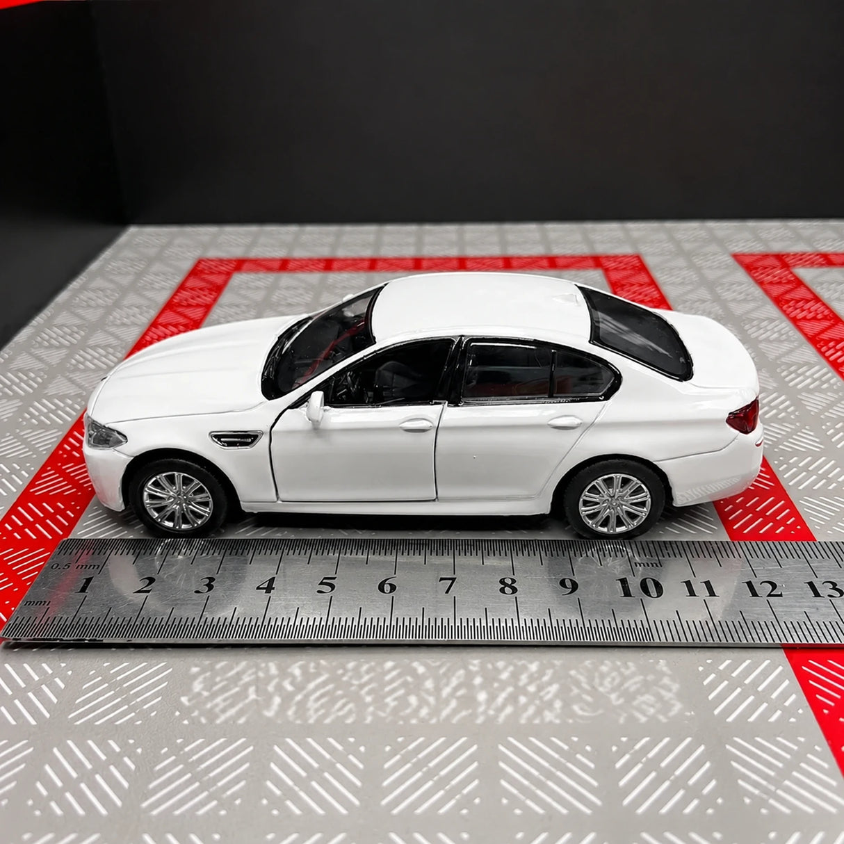 [TOY] 1:36 BMW 2012 F10 M5 White Model Car Die-Cast