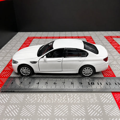 BMW 2012 F10 M5 أبيض 1:36 – نموذج عرض معدني مصبوب