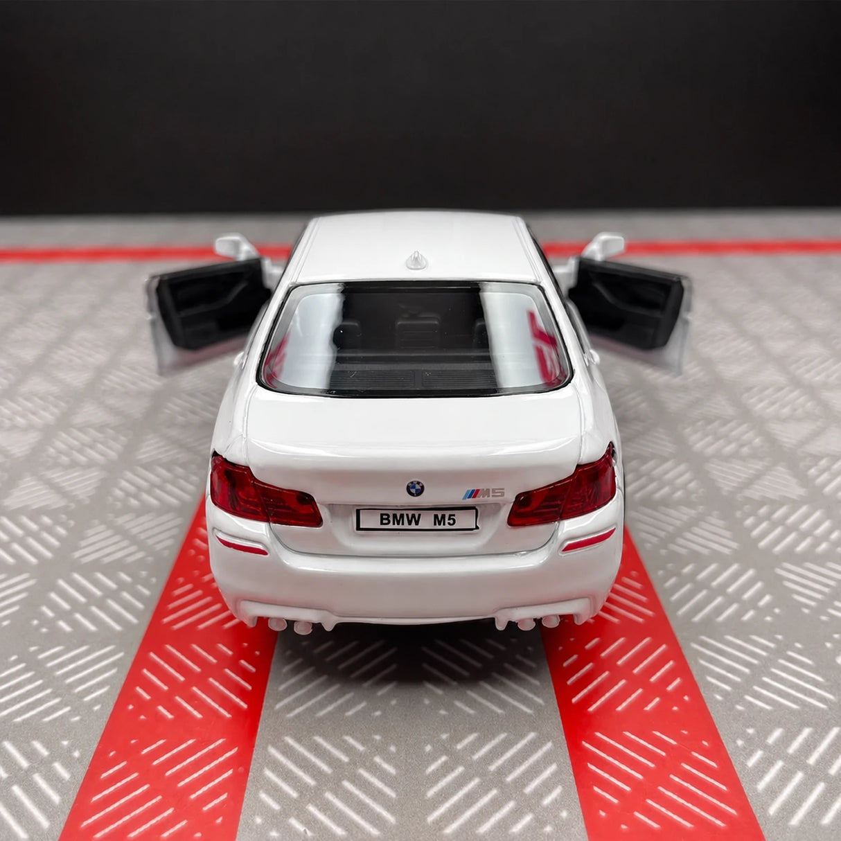 [TOY] 1:36 BMW 2012 F10 M5 White Model Car Die-Cast