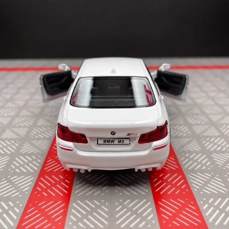 BMW 2012 F10 M5 أبيض 1:36 – نموذج عرض معدني مصبوب