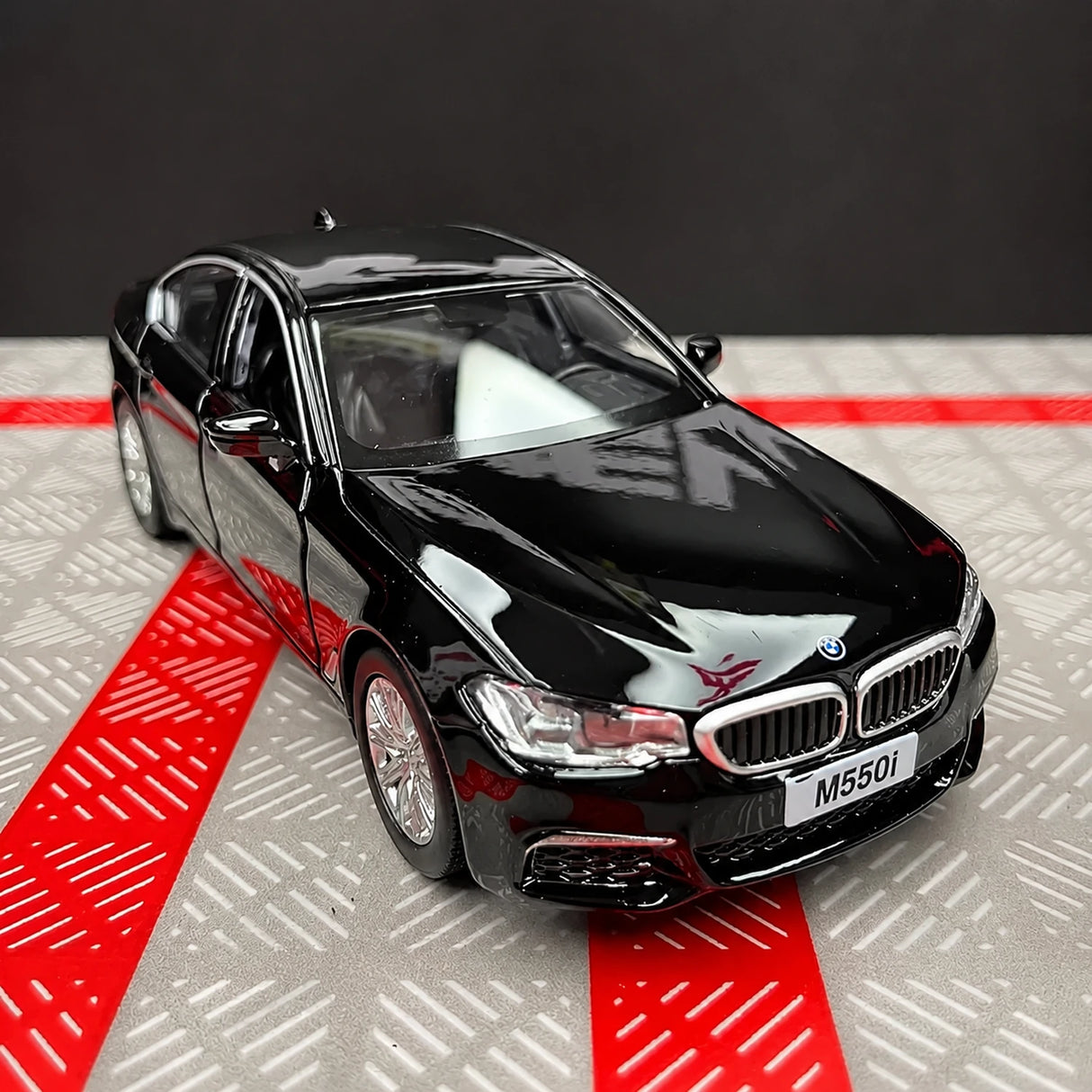 BMW 2017 G30 M550i Schwarzer 1:36 – Druckguss-Displaymodell Druckguss