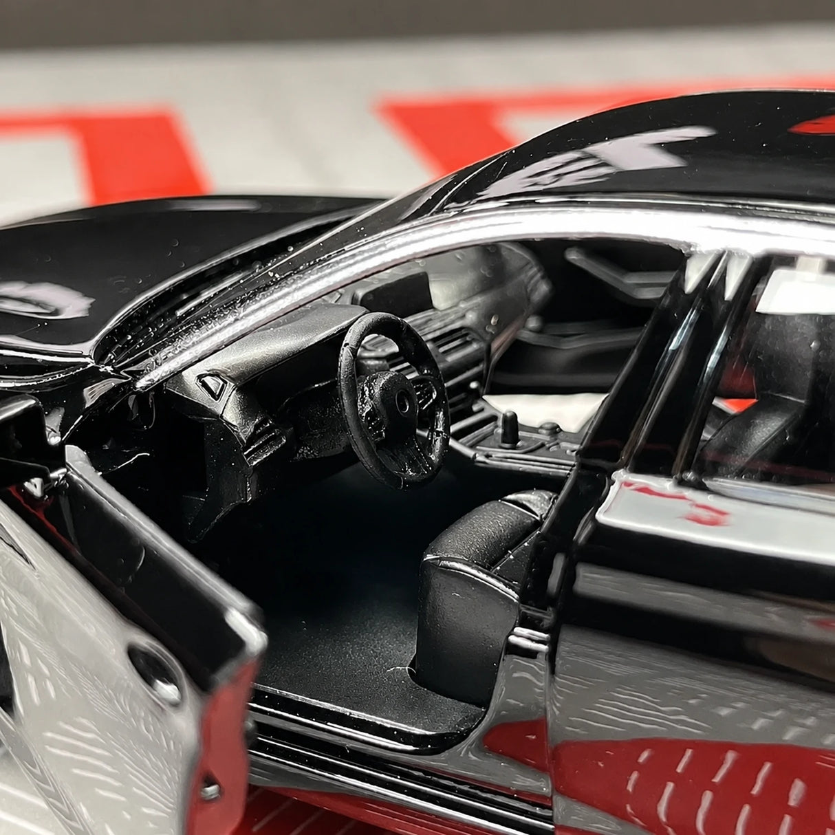 BMW 2017 G30 M550i Schwarzer 1:36 – Druckguss-Displaymodell Druckguss