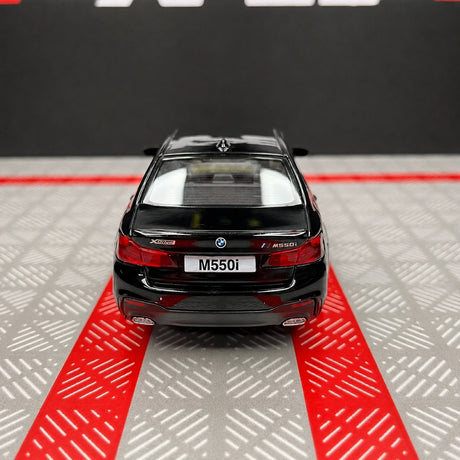BMW 2017 G30 M550i Black 1:36 – modelo de exhibición de fundición a presión