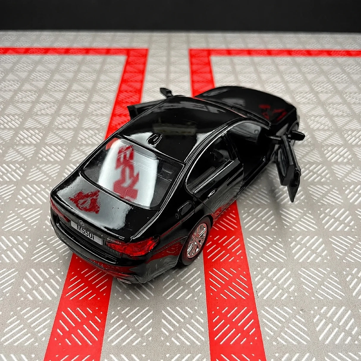 BMW 2017 G30 M550i Schwarzer 1:36 – Druckguss-Displaymodell Druckguss
