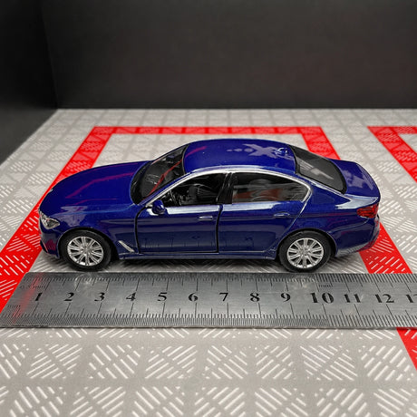 BMW 2017 G30 M550i Blue 1:36 – Modelo de Exhibición de Fundición a Presión
