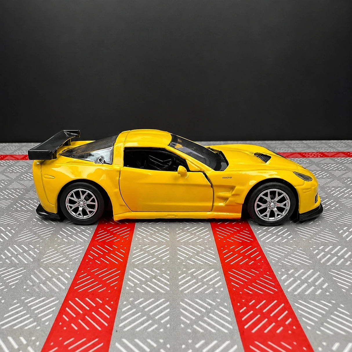 [TOY] 1:36 Chevrolet 2005 Corvette C6-R Yellow Model Car Die-Cast