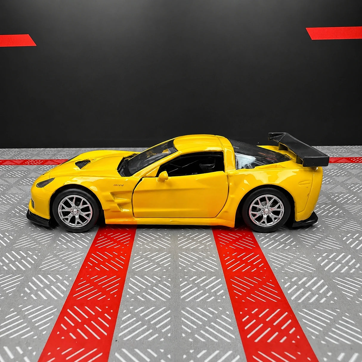 [TOY] 1:36 Chevrolet 2005 Corvette C6-R Yellow Model Car Die-Cast