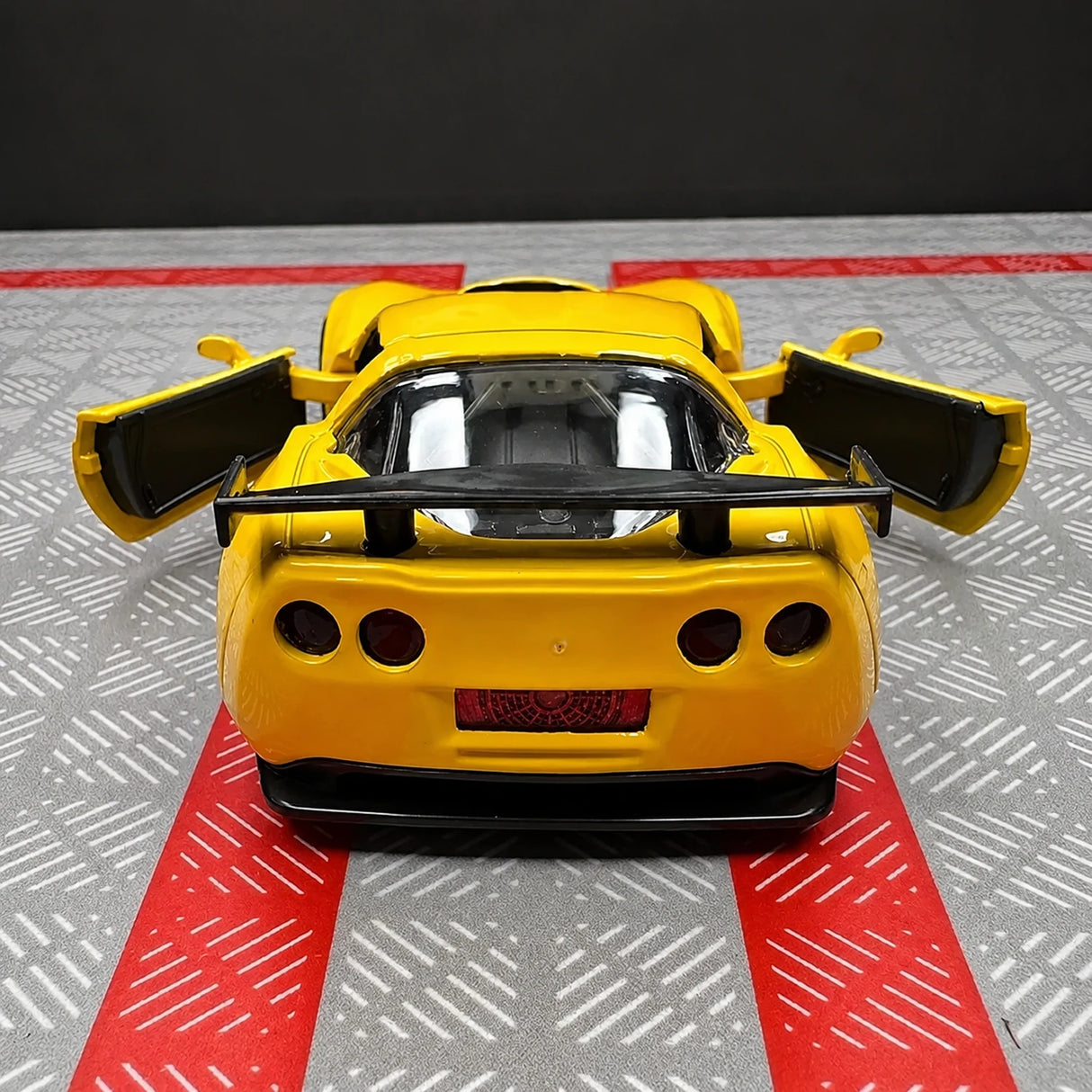 [TOY] 1:36 Chevrolet 2005 Corvette C6-R Yellow Model Car Die-Cast