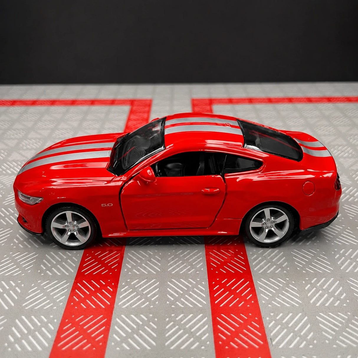 [TOY] 1:36 Ford 2015 Mustang Red Stripe Model Car Die-Cast