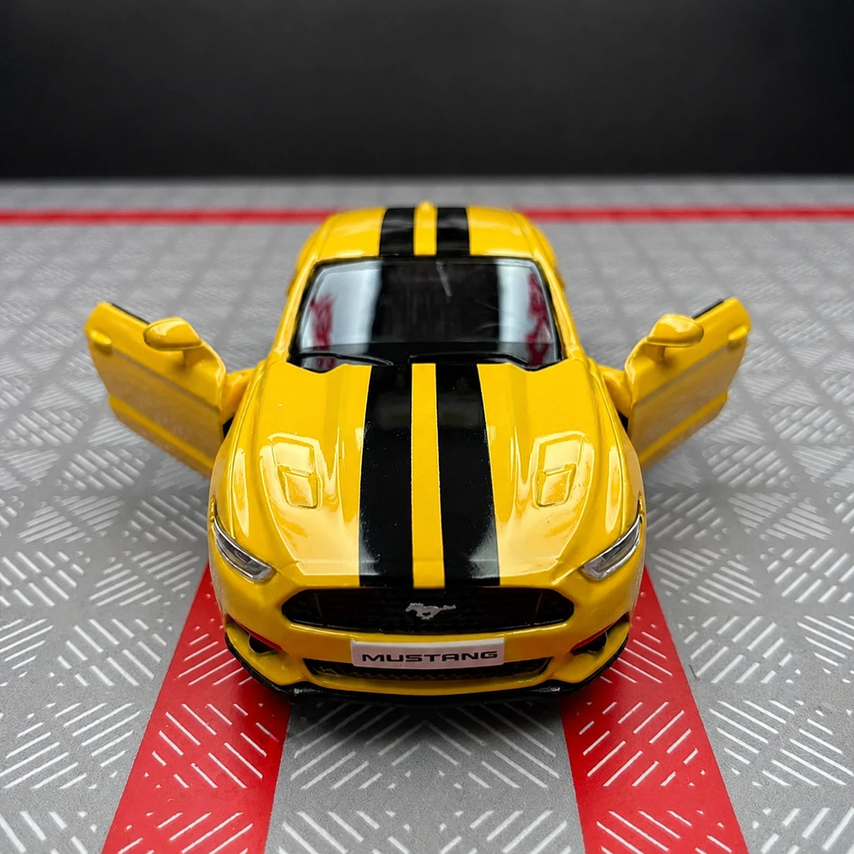 [TOY] 1:36 Ford 2015 Mustang Yellow Stripe Model Car Die-Cast