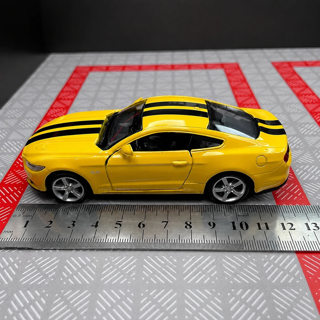 [TOY] 1:36 Ford 2015 Mustang Yellow Stripe Model Car Die-Cast
