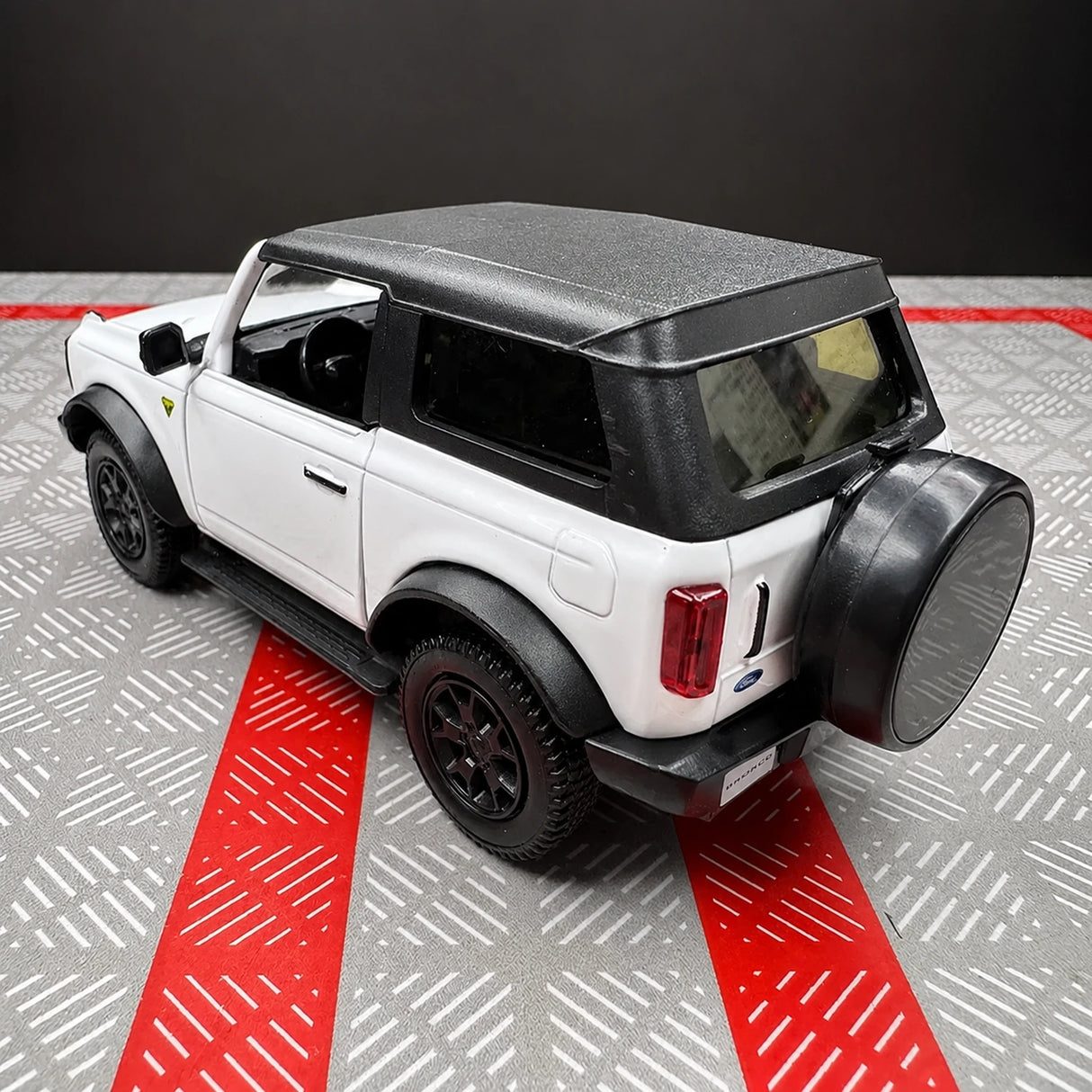 Ford 2021 Bronco أبيض 1:36 – نموذج عرض معدني مصبوب