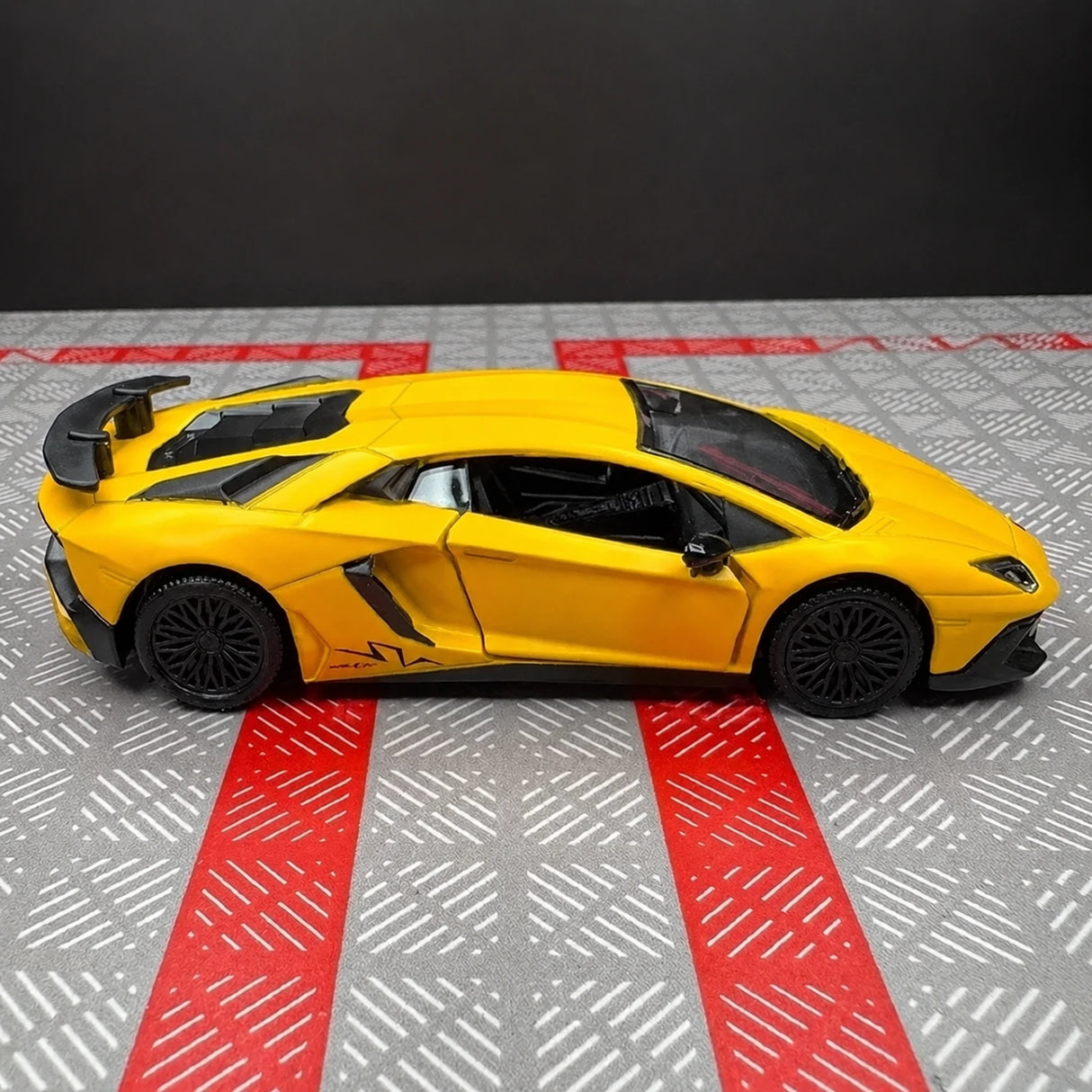 [TOY] 1:36 Lamborghini 2016 Aventador LP750-4 SV Yellow Model Car Die-Cast