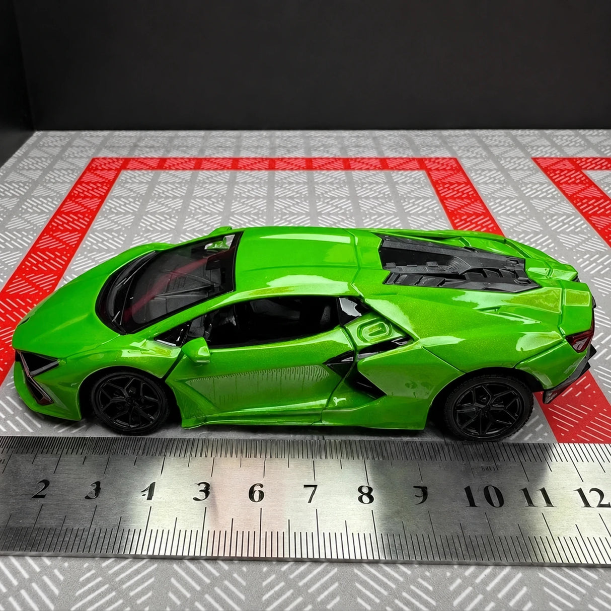 Lamborghini 2023 Revuelto verde 1:36 – modelo de exposição em metal fundido