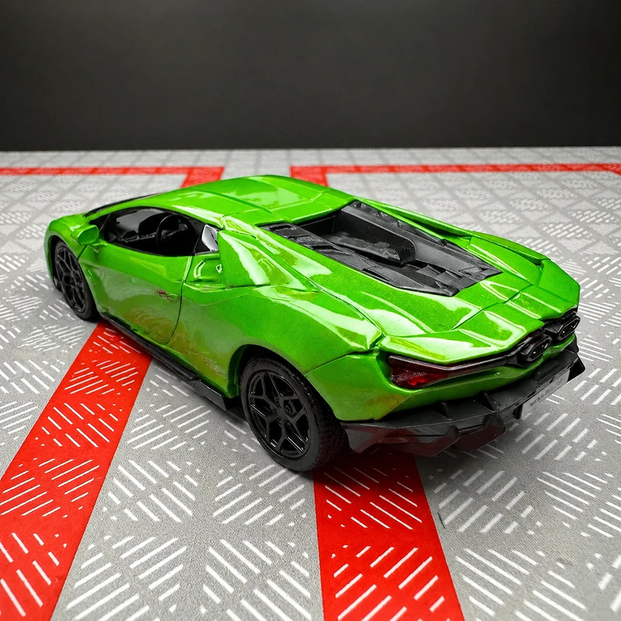 Lamborghini 2023 Revuelto verde 1:36 – modelo de exposição em metal fundido