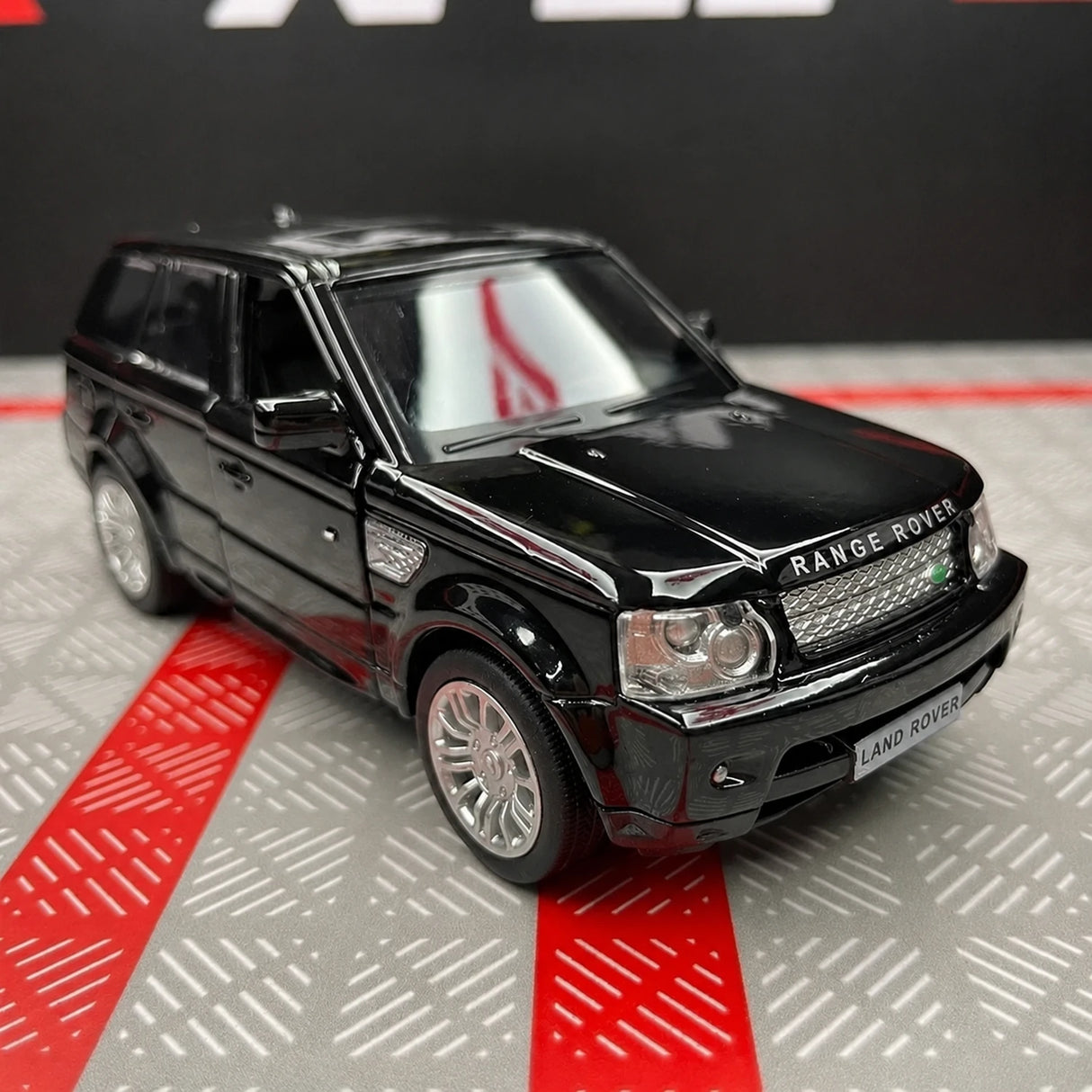 Land Rover 2005 Range Rover Glossy Black 1:36 – Diecast Display Model Die-Cast