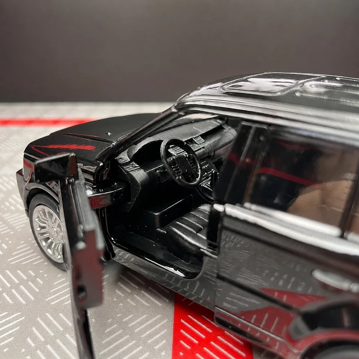 Land Rover 2005 Range Rover Glossy Black 1:36 – Diecast Display Model Die-Cast