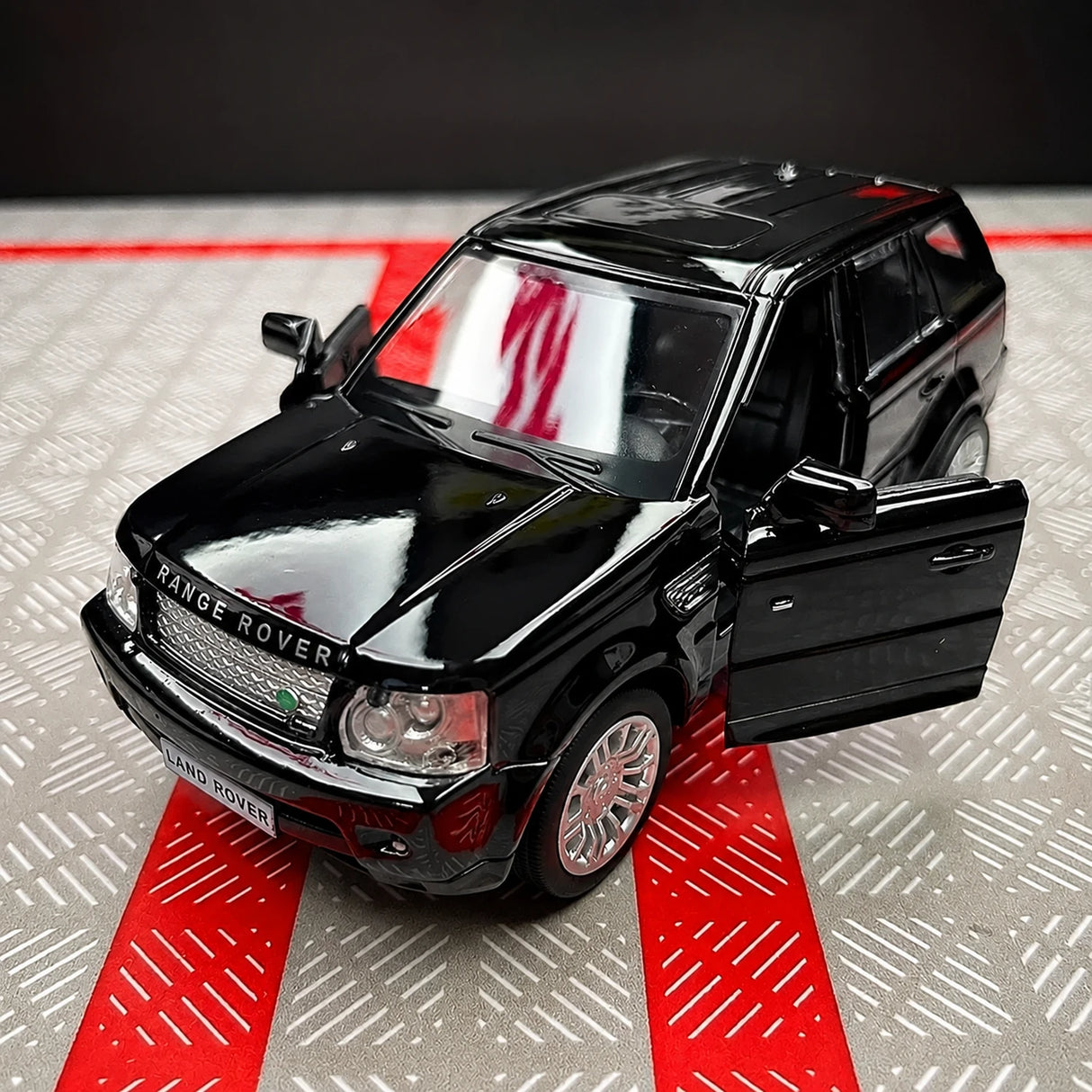 Land Rover 2005 Range Rover Glossy Black 1:36 – Diecast Display Model Die-Cast