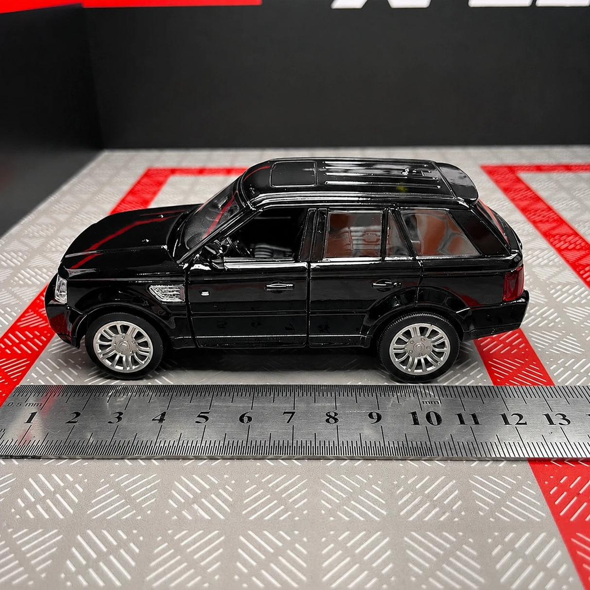 Land Rover 2005 Range Rover Glossy Black 1:36 – Diecast Display Model Die-Cast