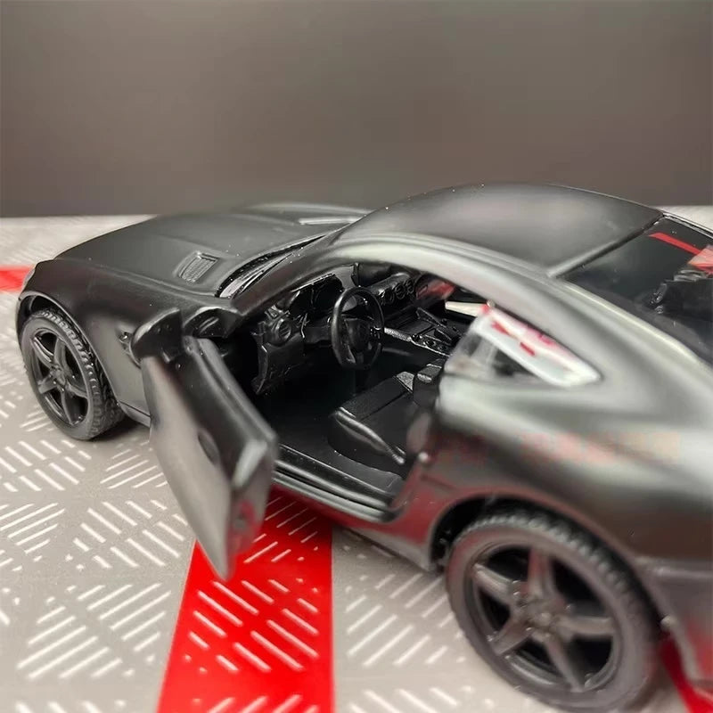 [TOY] 1:36 Mercedes-AMG 2020 GTS svart modellbil Die-Cast