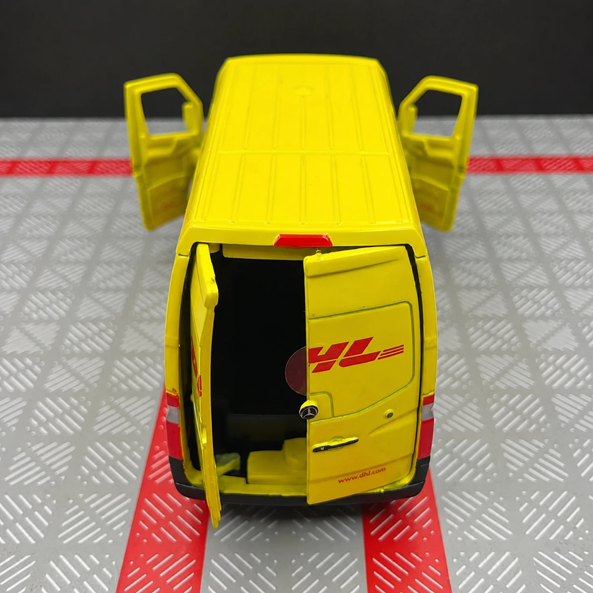 Mercedes-Benz 2018 Sprinter DHL 1:36 – diecast displaymodel