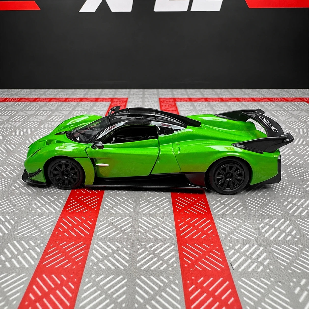 Pagani 2021 Huayra R Green 1:36 – Model wyświetlacza odlewany z metalu