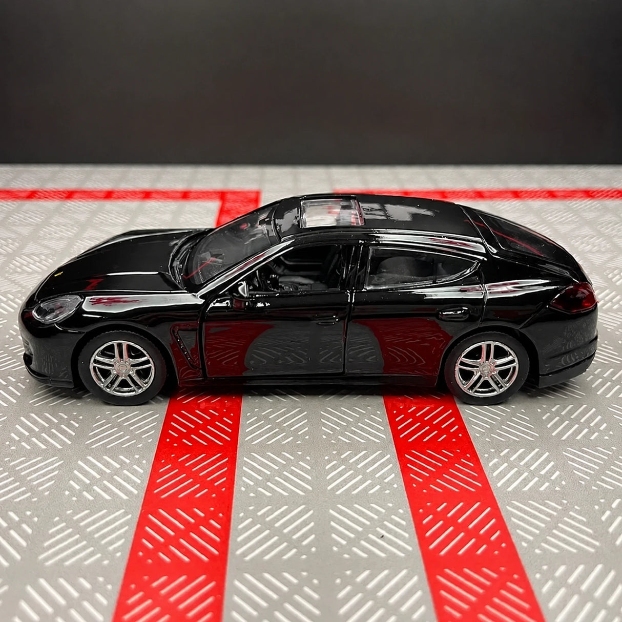 [TOY] 1:36 Porsche 2010 Panamera svart modellbil Die-Cast