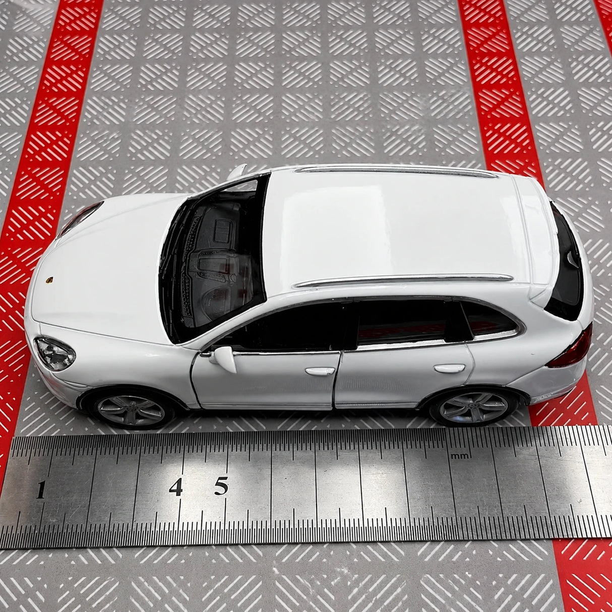 Porsche 2014 Cayenne White 1:36 – model wyświetlacza odlewany z odlewu