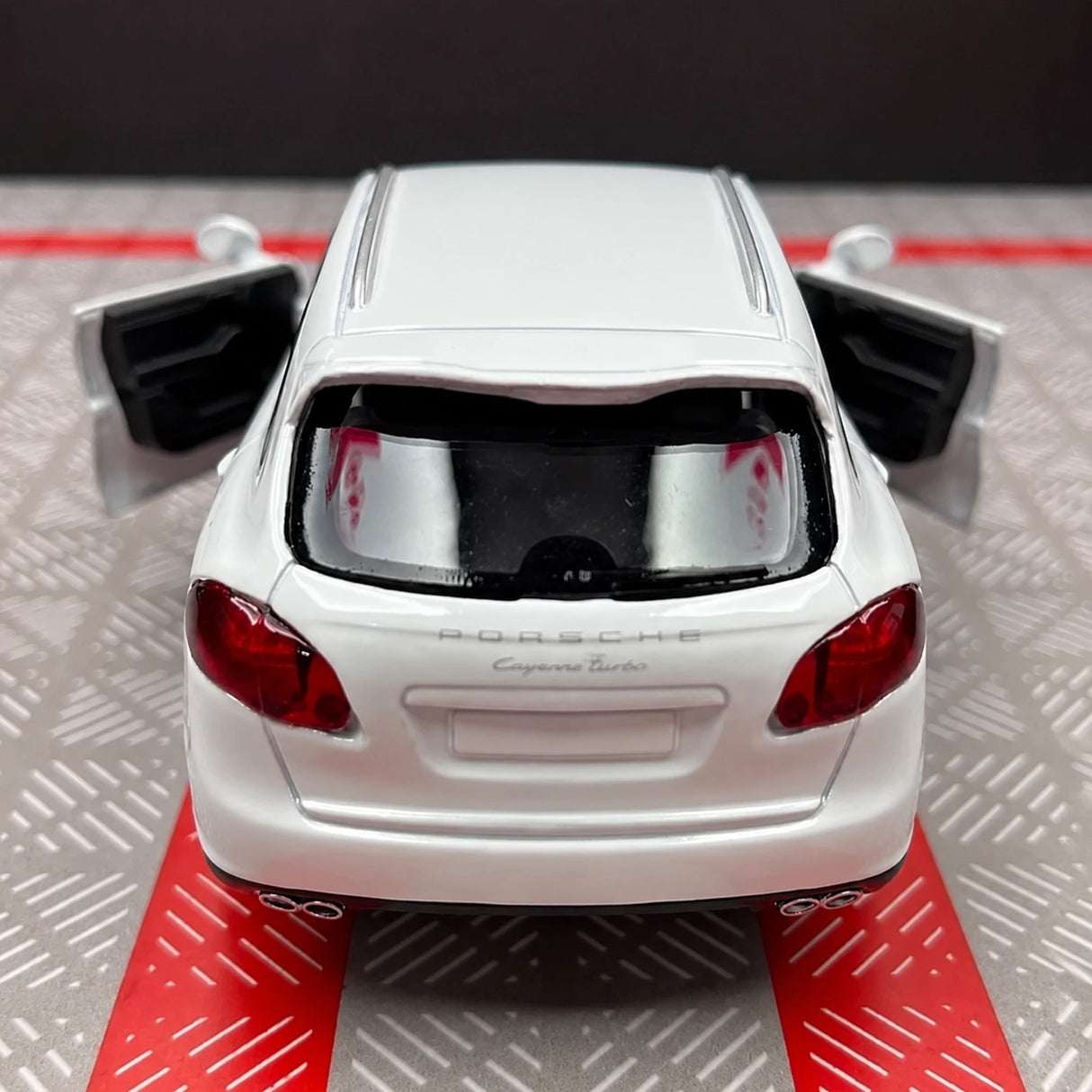 Porsche 2014 Cayenne White 1:36 – model wyświetlacza odlewany z odlewu