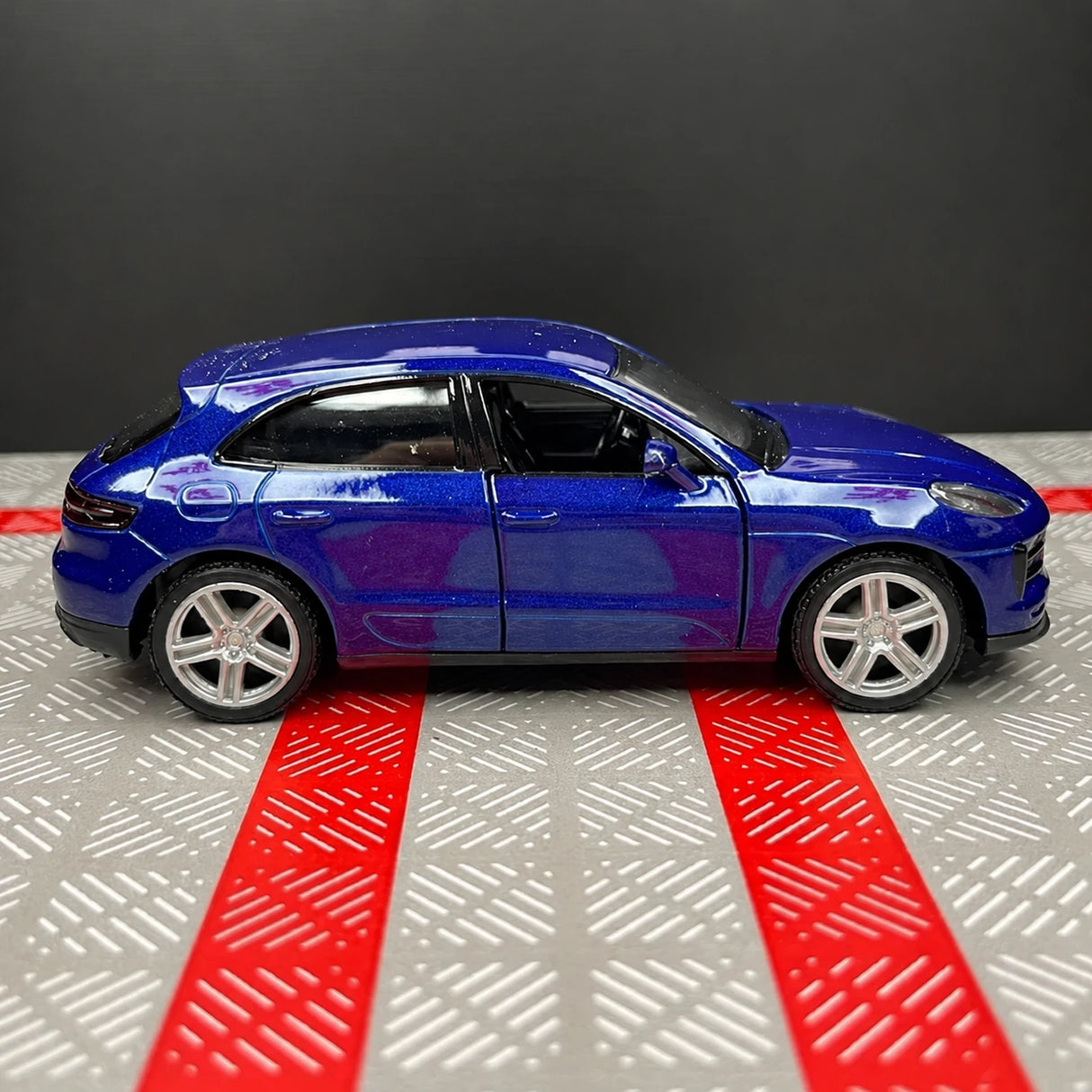 Porsche 2019 Macan Blue 1:36 – Diecast Display Model Die-Cast