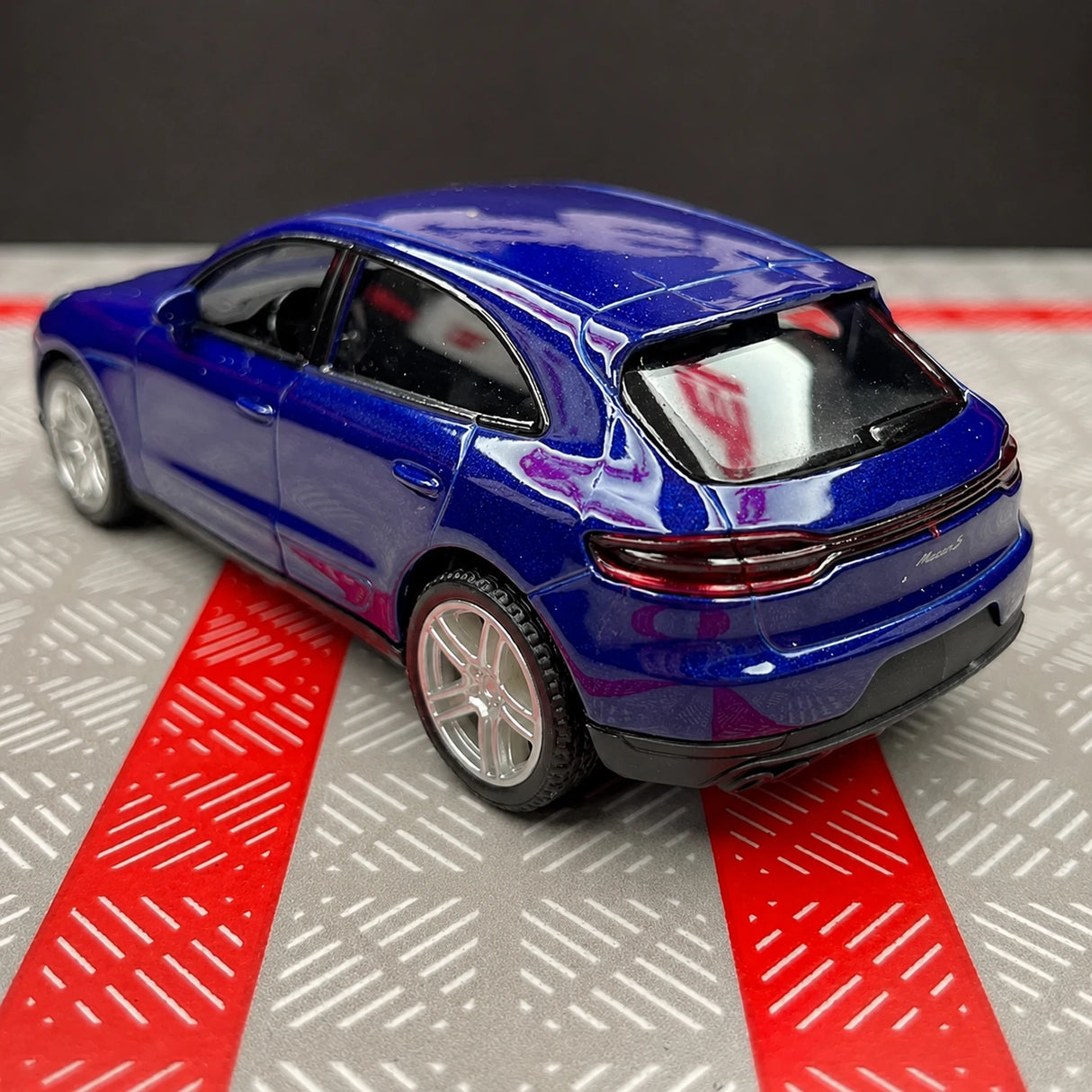Porsche 2019 Macan Blue 1:36 – Diecast Display Model Die-Cast