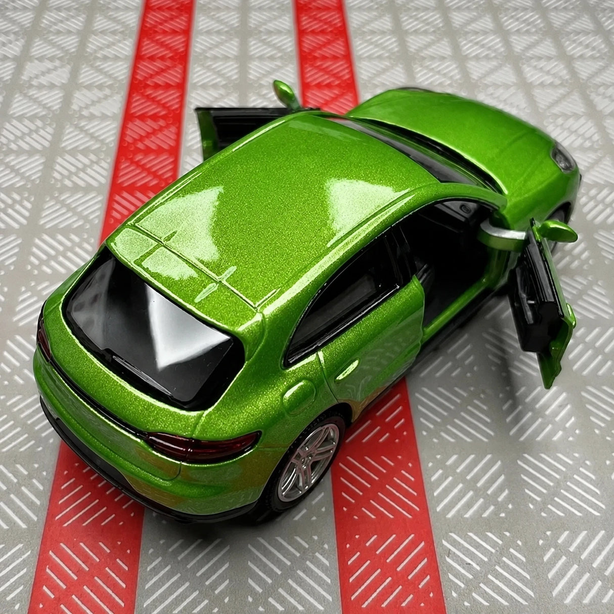 Porsche 2019 Macan Green 1:36 – Diecast Display Model Die-Cast